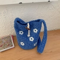 Bolso saco de punto azul con motivos florales blancos y botón de cuerno vintage - Azul