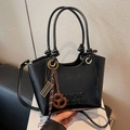 Sac seau rétro noir mat avec poignée nouée et détails élégants d'anneaux dorés - Noir Avec Pendentif