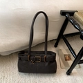 Vintage onderarmtas van donker kunstleer met messing gesp op wit getextureerd tapijt - Bruin Zonder Hanger