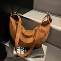 Braune Wildleder-Halbmond-Schultertasche mit Knotendesign am Riemen und weicher Haptik - Braun