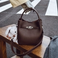Sac seau en cuir marron foncé avec fermoir argenté et breloque de lapin blanc doux - Café ébène avec Pendentif