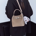 Sac seau marron en cuir grainé avec fermoir rotatif et pendentif lapin en peluche gris - Gris Éléphant avec Pendentif