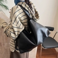 Dettaglio della trama in ecopelle nera di alta qualità su questa grande borsa tote - Nero