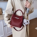 Sac seau en cuir grainé rouge avec fermoir argenté et charm de lapin en peluche - Rouge Vin Avec Pendentif