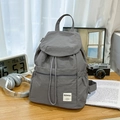 Sac à dos en nylon gris foncé avec cordon de serrage, rabat et étiquette logo - Gris foncé