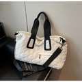Détail du sac cabas matelassé blanc cassé avec texture en losange et poche zippée - Blanc Cassé