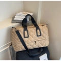 Vue détaillée du sac de sport matelassé beige avec broderie élégante et texture fine - Khaki