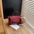 Minimalistische weinrote Handtasche aus Leder und Wildleder mit Bärenanhänger - Weinrot Mit Anhänger