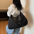 Schwarze übergroße Stepptasche mit Rautenmuster und breitem Schultergurt für Damen - Schwarz