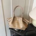 Retro khakifarbene geflochtene Tragetasche mit PU-Lederriemen und Goldschnalle - Khaki