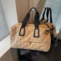 Grand sac cabas matelassé beige avec anses noires et broderies de logo élégantes - Khaki