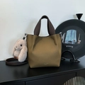Sac seau vert olive à texture litchi avec poignée marron et charmant lapin blanc en peluche - Vert avec Pendentif