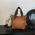 Sac seau marron en cuir grainé avec un charm de lapin en peluche et anses sombres - Marron avec pendentif
