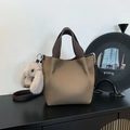 Sac seau en cuir taupe à motif litchi avec lanières marron et porte-clé lapin peluche - Gris Éléphant avec Pendentif