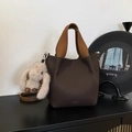 Sac seau en cuir marron foncé avec texture litchi, bandoulière claire et charme lapin - Café avec Pendentif