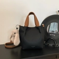 Elegante borsa a secchiello nera e marrone con motivo litchi e ciondolo a coniglio - Nero con ciondolo
