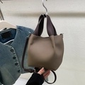 Borsa a secchiello in pelle martellata con design a contrasto marrone oliva e cioccolato - Grigio Elefante senza Ciondolo