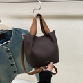 Borsa a secchiello in pelle con trama litchi marrone scuro e tracolla regolabile chic - Caffè senza Ciondolo