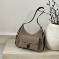 Braune Shopper-Tasche aus Wildlederimitat mit Retro-Klapptasche und Lederriemen - Khaki
