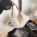 Borsa a tracolla chic in peluche crema con manici in pelle marrone e ciondolo a coniglio - con portachiavi / Bianco