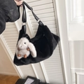 Elegante borsa a tracolla in ecopelliccia nera con ciondolo a coniglio bianco e tracolla in pelle - con portachiavi / Nero