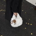 Borsa a secchiello in ecopelliccia bianca con ciondolo di peluche su foglie di ginkgo - Bianco con ciondolo