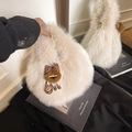 Secchiello in peluche bianco crema con ciondolo a forma di orsetto per look invernali - Albicocca Con Pendente