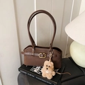 Retro dunkelbraune matte Unterachseltasche mit Doppelgriffen und Plüschwelpen-Anhänger - Kaffee mit Anhänger