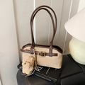 Vintage-Schultertasche aus khakifarbenem mattem Leder mit Plüsch-Hundeanhänger-Detail - Khaki mit Anhänger