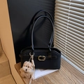 Schicke schwarze matte Lederschultertasche mit Goldschnalle und süßem Hund-Anhänger - Schwarz Mit Anhänger