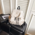 Plüschiger Rucksack aus Kunstpelz in Beige mit Kordelzug und süßem Stoffanhänger - Cremeweiß Mit Anhänger