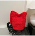 Sac seau en peluche rouge vif avec une texture tricotée douce et volumineuse - Rouge