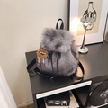 Zaino chic in ecopelliccia grigia con ciondolo a orsetto e chiusura con coulisse - Grigio Scuro con Ciondolo