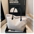 Détail du sac cabas en velours côtelé crème avec texture verticale et anses en cuir noir - Blanc