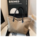 Détail du sac fourre-tout en velours côtelé beige avec bord festonné et anses en cuir noir - Kaki