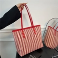 Borsa tote pied-de-poule rossa con manici in pelle e borchie dorate per moda chic - Pied de poule Intrecciato / Bianco e rosso