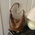 Bolso tote vintage marrón de cuero encerado con correa ancha y cuentas de madera - Marrón (Con Colgante)