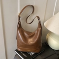 Bolso Hobo de cuero marrón con herrajes dorados ajustables y elegantes pliegues - Marrón (Sin Colgante)