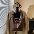 Bolso hobo vintage de cuero marrón oscuro con herrajes dorados en una gabardina - Café (Sin Colgante)