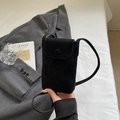 Minimalistische schwarze Wildleder-Handytasche mit Rundschnalle und Schultergurt - Schwarz