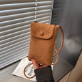 Minimalistische braune Crossbody-Handytasche aus Wildleder mit Klappe und Knopfverschluss - Braun