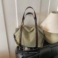 Borsa tote in tela verde militare con manici in pelle marrone scuro e tasca frontale - Verde