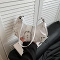 Bolso de hombro blanco con estampado de cocodrilo, remaches y hebilla estilo Y2K - Blanco