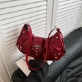 Bolso de media luna en charol rojo con grabado de cocodrilo y detalles de remaches - Rojo