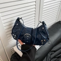 Bolso hobo azul oscuro de charol con textura de cocodrilo y detalles de remaches plateados - Azul