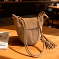 Sac seau en daim marron à la mode avec fermeture à cordon et détails de franges - Marron