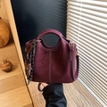 Sac seau bordeaux mat vintage avec surpiqûres contrastées et poignée porté à la main - Rouge avec Pendentif
