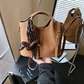Sac seau marron en cuir mat avec pendentif chien et pompon rayé élégant - Marron avec pendentif