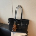 Borsa tote minimalista in pelle nera con fibbia argentata e ciondolo orso marrone - nero con ciondolo