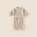 Set pigiama in pile beige spesso per bambini con ricamo di auto rossa - Beige / 80
